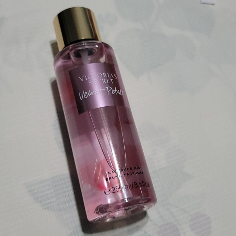 Victoria's Secret Velvet Petals Mist
